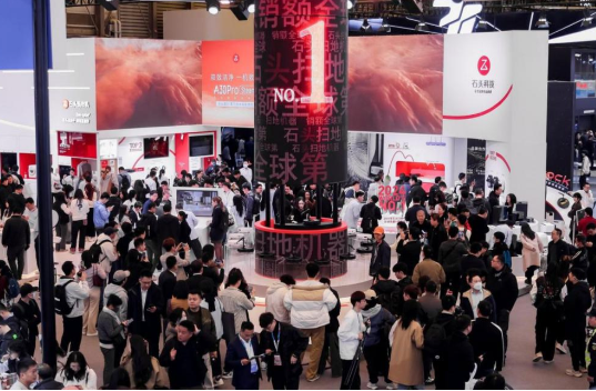 直击AWE 丨 从价格战到生态战:海尔、石头同台竞技,如何重新定义“全屋清洁”?