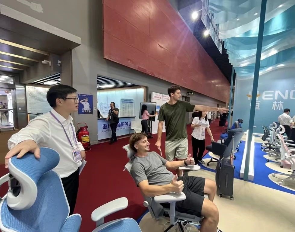 浙江日报点赞 广交会上恒林科技赋能制造新出海 引领外贸新趋势