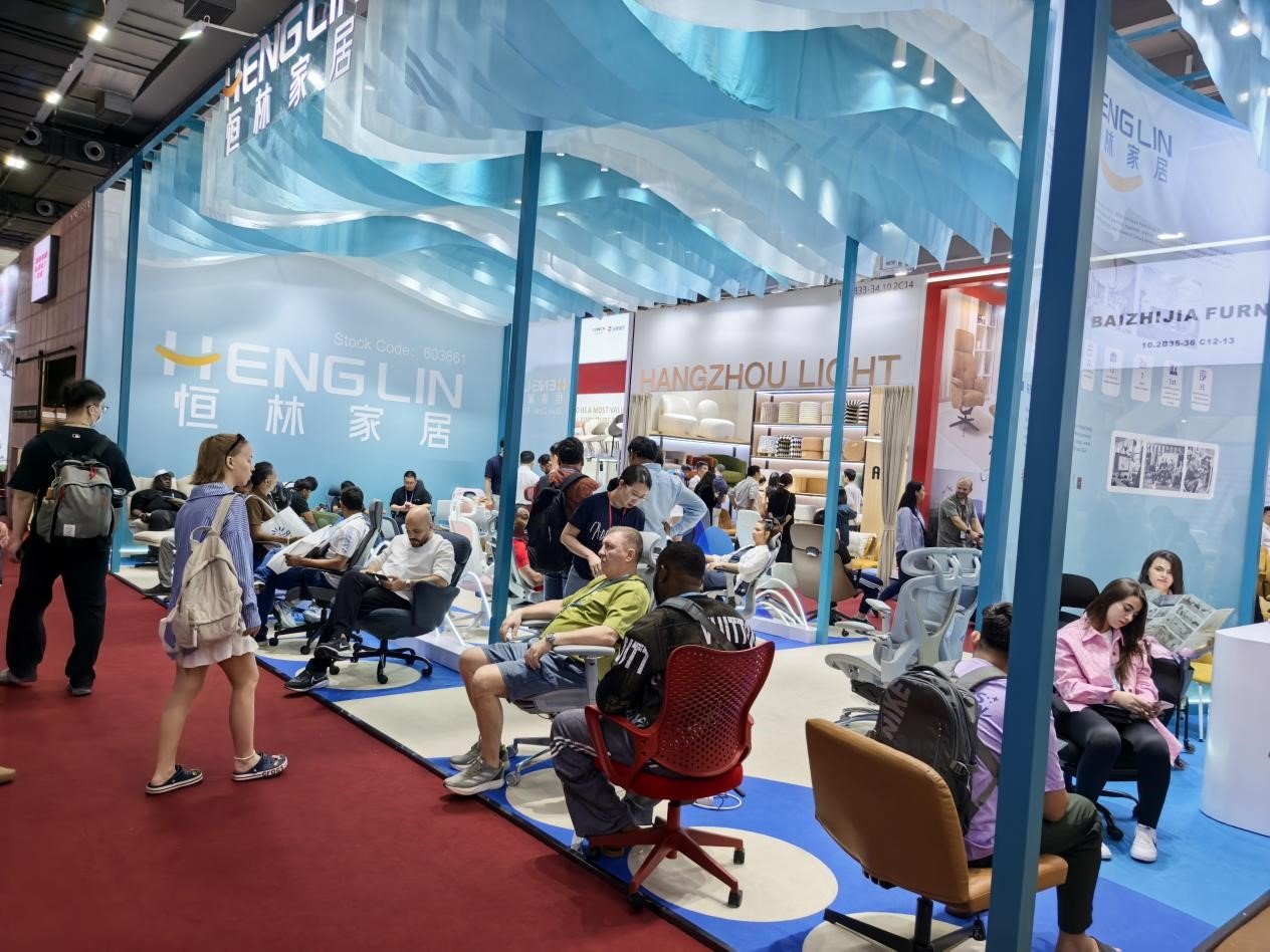 浙江日报点赞 广交会上恒林科技赋能制造新出海 引领外贸新趋势