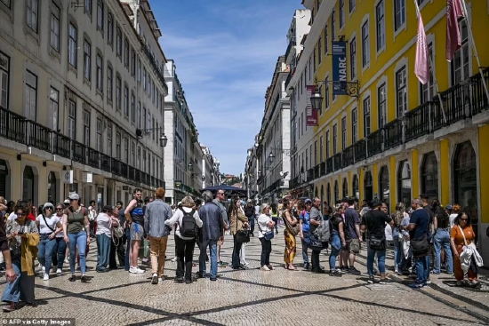 外盘头条:西班牙和葡萄牙大规模停电 德克萨斯制造业指标大幅下滑 美财政部上调季度借款规模预估