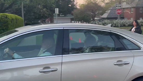 现场直击｜巴菲特股东会落幕后习惯不改 新浪财经特派员偶遇“股神”返家